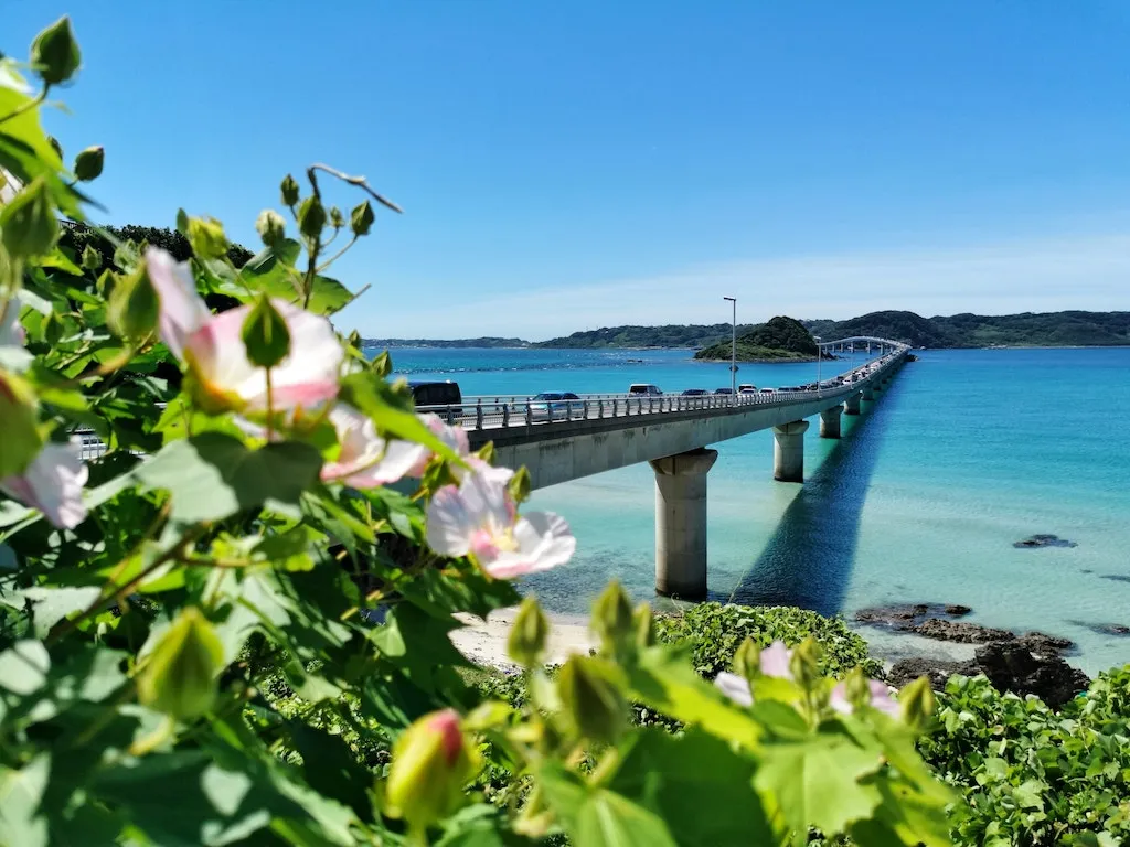 Bridge to Kori Island i Northern Okinawa, Japan